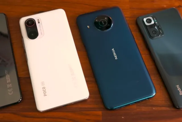 Smartphone di diverse marche affiancati sul tavolo