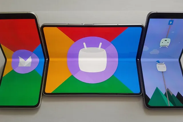 Smartphone pieghevoli Android aperti e chiusi