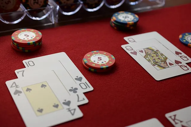Carte e fiche sul panno rosso di un tavolo da blackjack