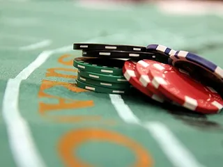 Pile di fiche sul tappeto verde di un tavolo