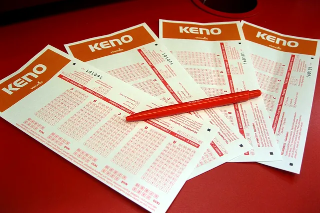 Schedine del keno con la griglia dei numeri e una penna