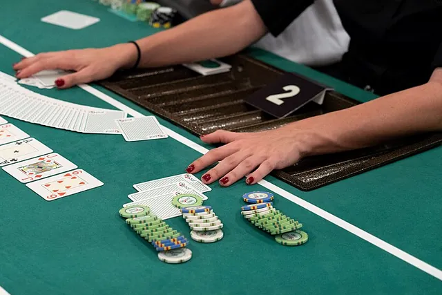 Carte scoperte e fiche sul tavolo verde del poker