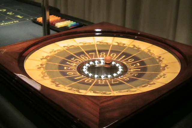 Cilindro di roulette illuminato su un tavolo da gioco