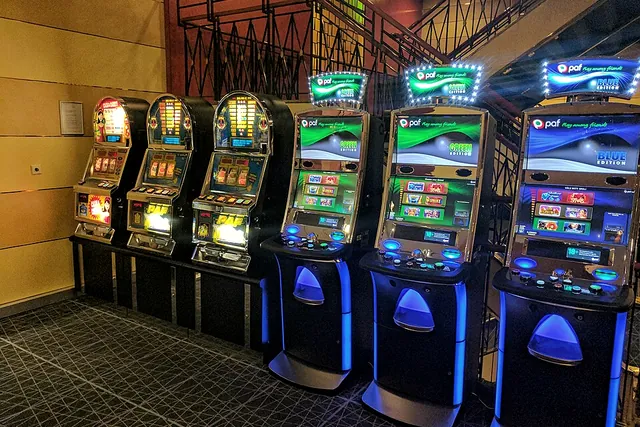 File di slot machine accese in una sala