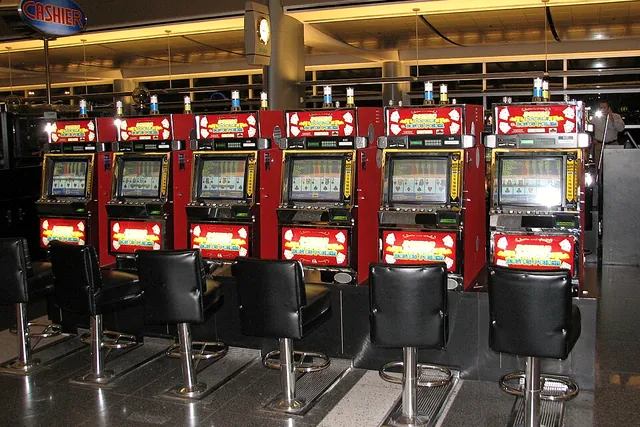 Una fila di slot con le sedute davanti
