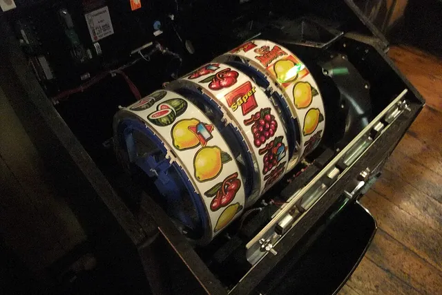 I rulli con i simboli della frutta di una slot aperta