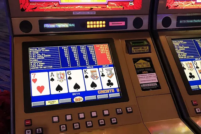 Lo schermo di un video poker con la mano di cinque carte