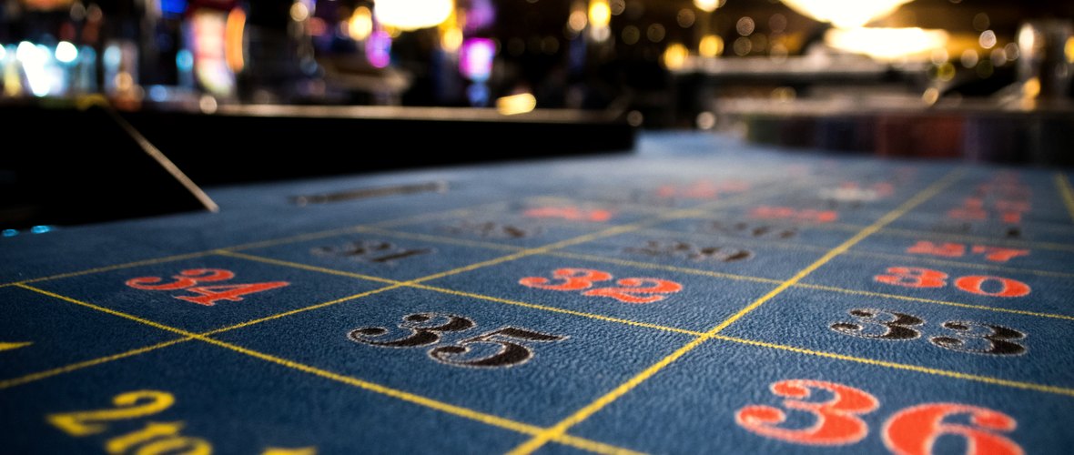Tappeto delle puntate di un tavolo da roulette, numeri rossi e neri in primo piano