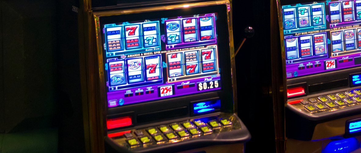 Rulli e pulsantiere di due slot machine affiancate